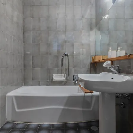 Guesthost - Bright - Your Nest In Appartement