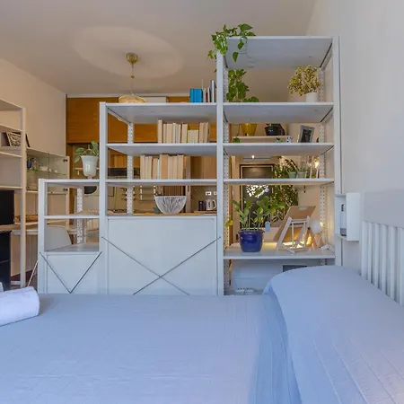 Guesthost - Bright - Your Nest In Apartament Bolonia